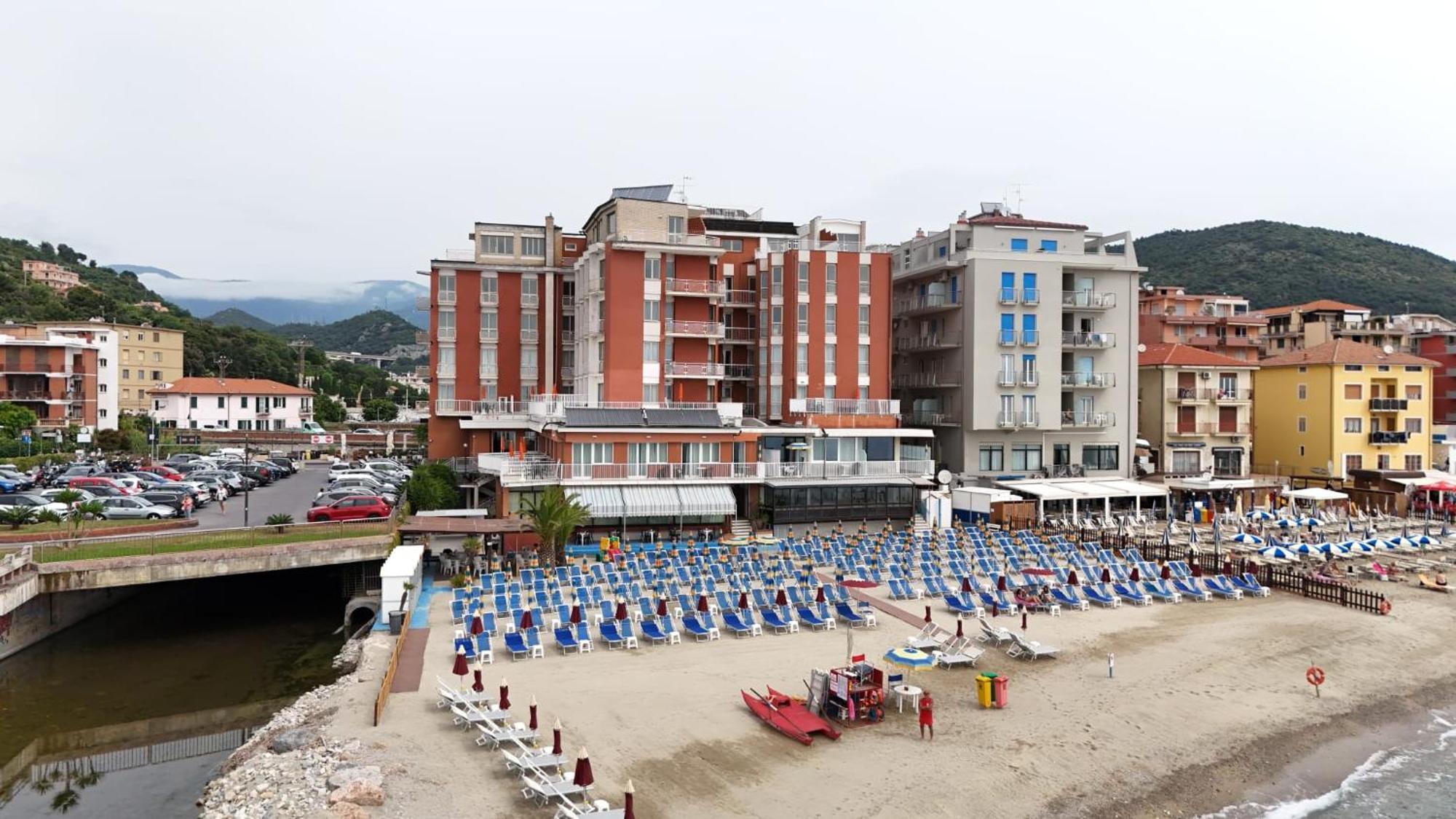 Hotel & Residence Stella Maris Pietra Ligure Esterno foto
